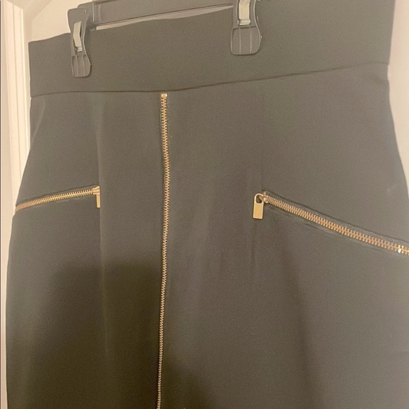 Elegant Black Skirt with Gold Accents - Picture 4 of 10